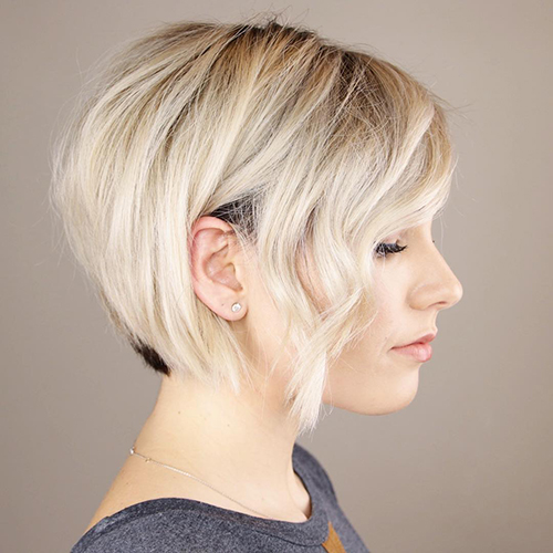 O corte de cabelo Pixie Bob para mulheres é alongado, assimétrico, curto. Uma foto