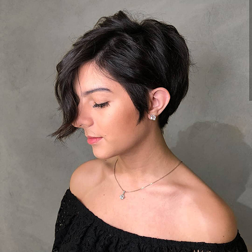 O corte de cabelo Pixie Bob para mulheres é alongado, assimétrico, curto. Uma foto