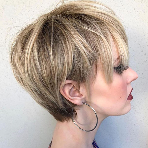 O corte de cabelo Pixie Bob para mulheres é alongado, assimétrico, curto. Uma foto