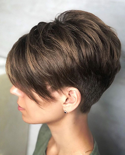 O corte de cabelo Pixie Bob para mulheres é alongado, assimétrico, curto. Uma foto