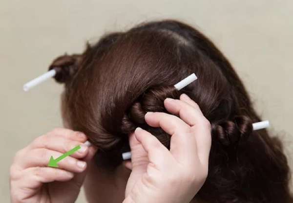 Cachos em tubos de coquetel. Foto para cabelo curto, longo, médio e molhado