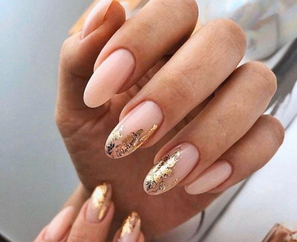 Camuflagem de manicure com lantejoulas. Foto de unhas lunares curtas e compridas, com strass, estrias