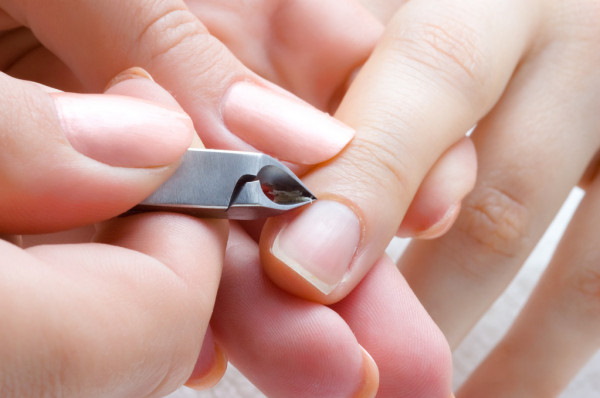 Camuflagem de manicure com lantejoulas. Foto de unhas lunares curtas e compridas, com strass, estrias