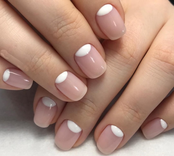 Camuflagem de manicure com lantejoulas. Foto de unhas lunares curtas e compridas, com strass, estrias