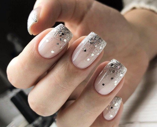 Camuflagem de manicure com lantejoulas. Foto de unhas lunares curtas e compridas, com strass, estrias