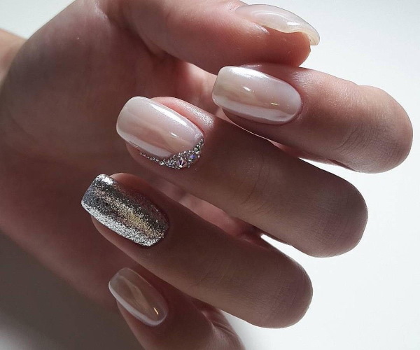 Camuflagem de manicure com lantejoulas. Foto de unhas lunares curtas e compridas, com strass, estrias