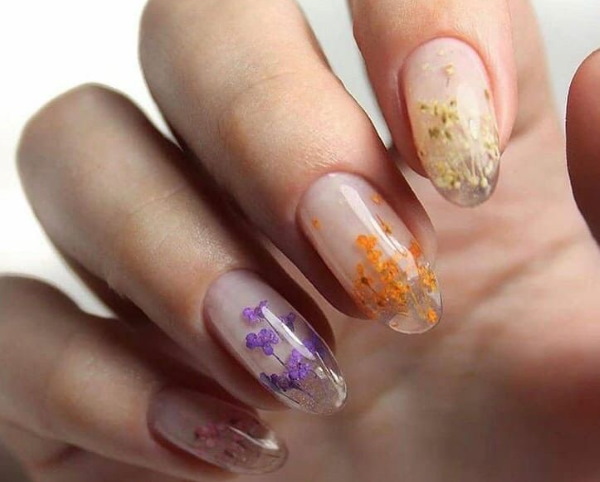 Manucure transparente avec design, motif. Photo pour ongles courts et longs