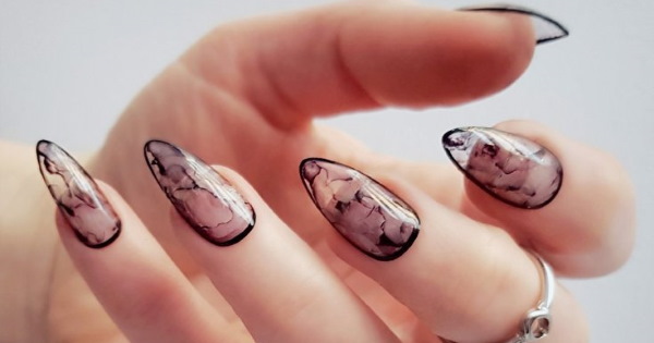 Manucure transparente avec design, motif. Photo pour ongles courts et longs