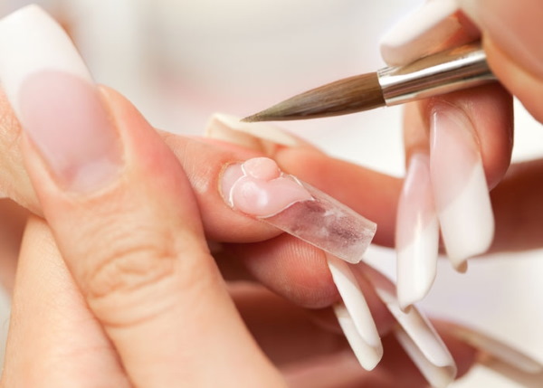 Manicure transparente com design, padrão. Foto para unhas curtas e longas