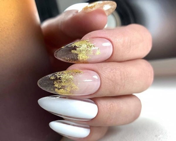 Manicure transparente com design, padrão. Foto para unhas curtas e longas