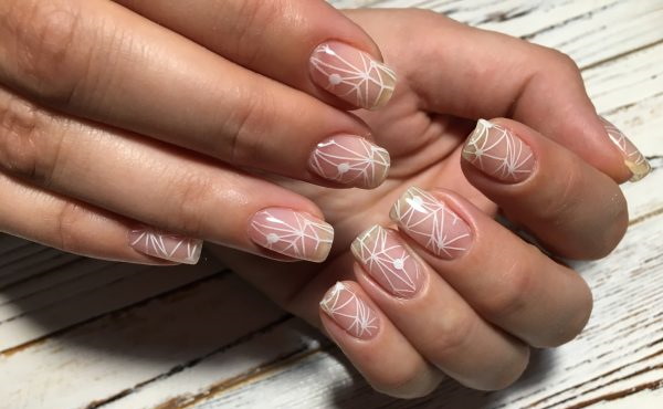 Manicure transparente com design, padrão. Foto para unhas curtas e longas