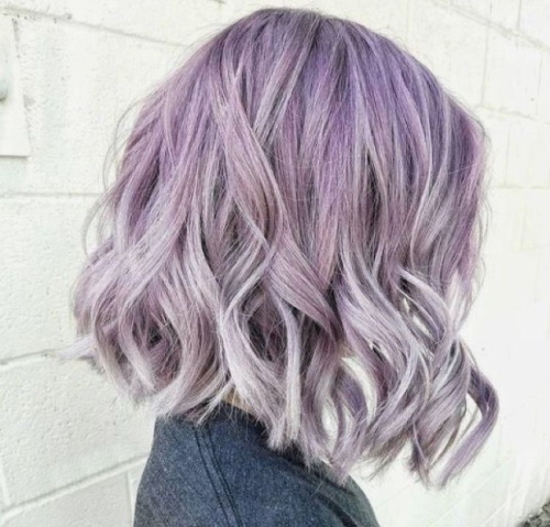 Cabelo roxo claro. Foto com loira, cabelo curto, bob, pontas