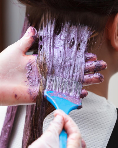 Cabelo roxo claro. Foto com loira, cabelo curto, bob, pontas